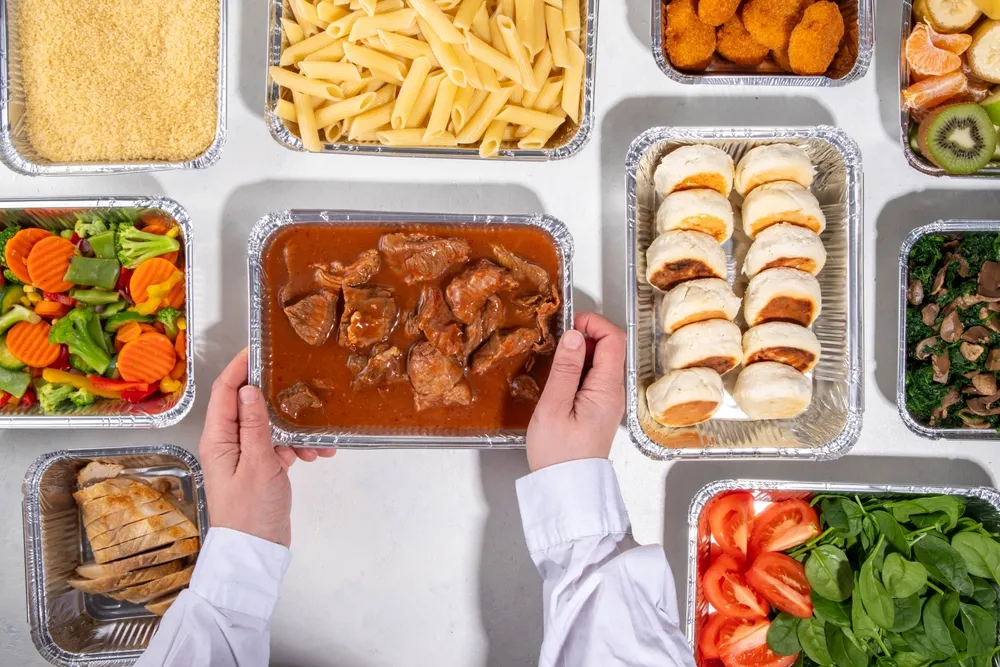 Tuppers de aluminio usados para guardar comida hecha para batch cooking