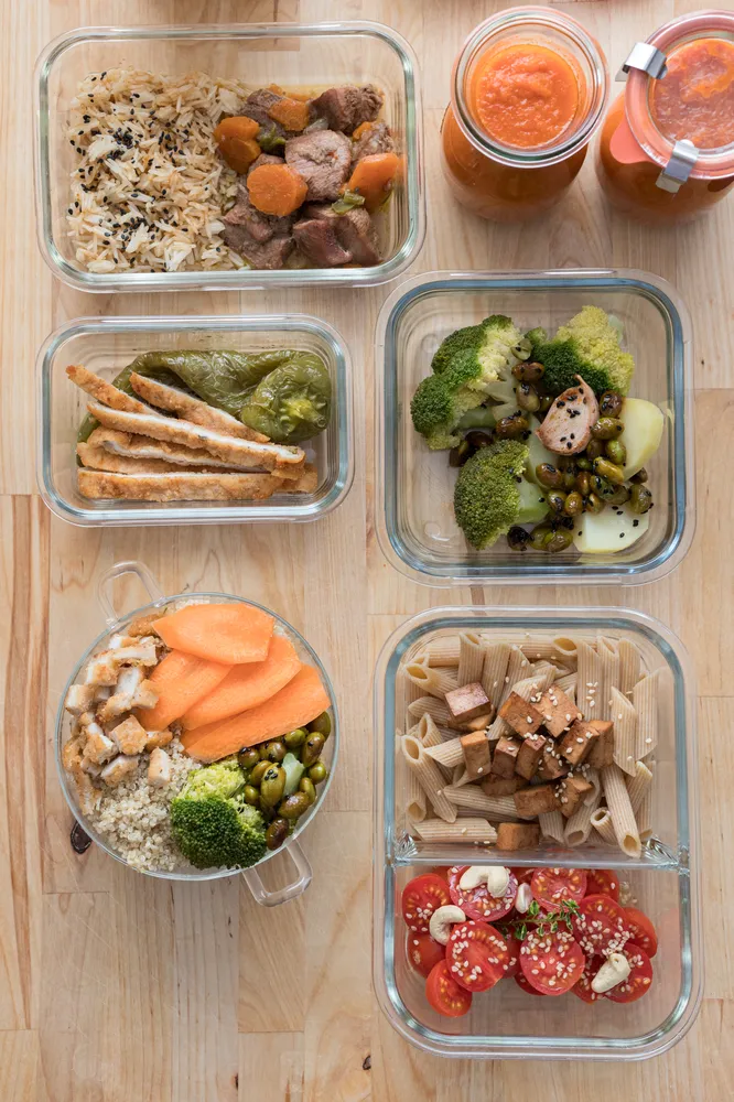 Tuppers de vidrio con distintas comidas preparadas adentro
