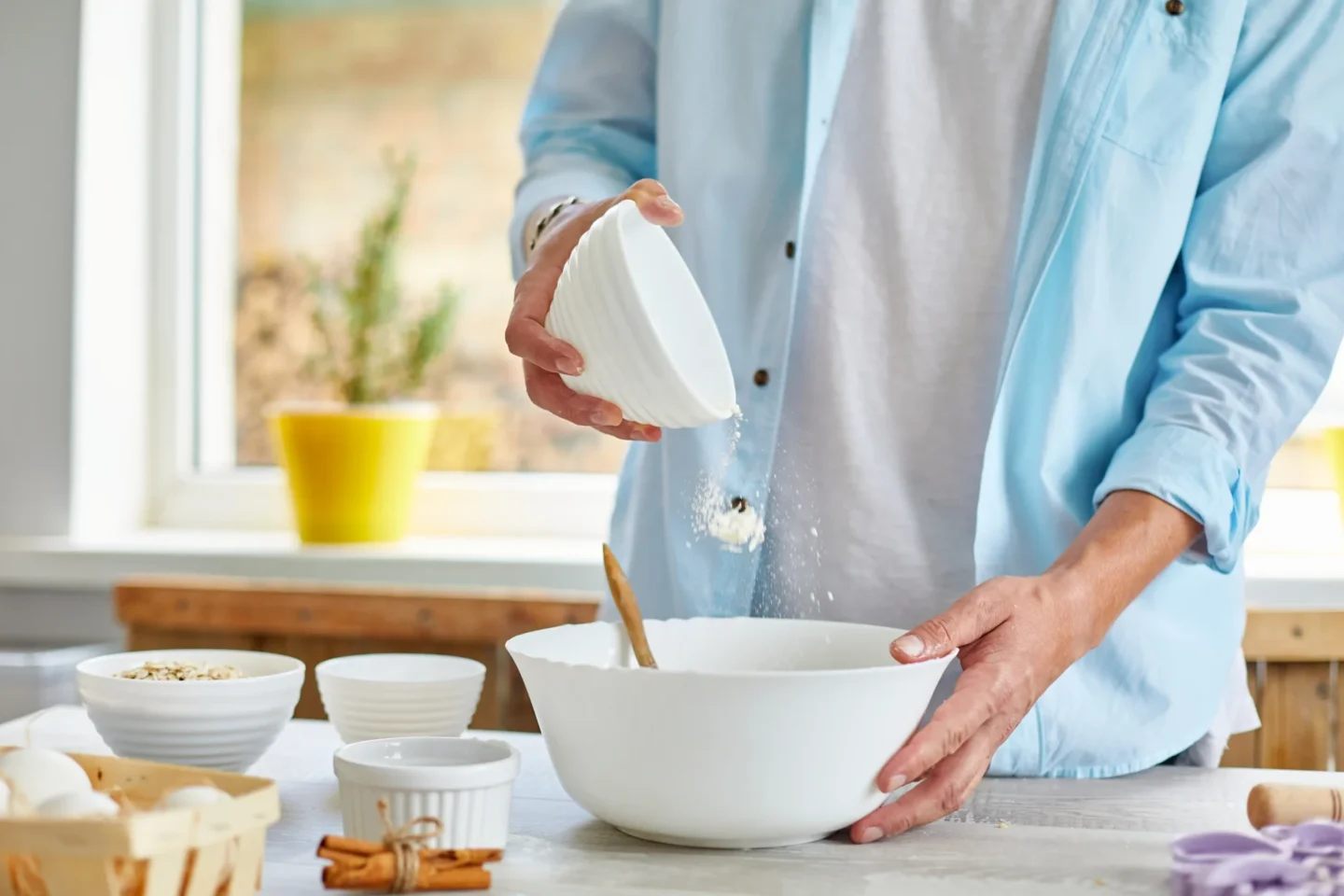 Mujer preparando un budin